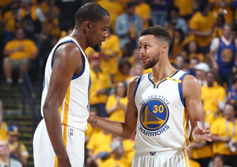 Curry, Durant toa sang, Warriors dan Cavaliers 2-0 hinh anh