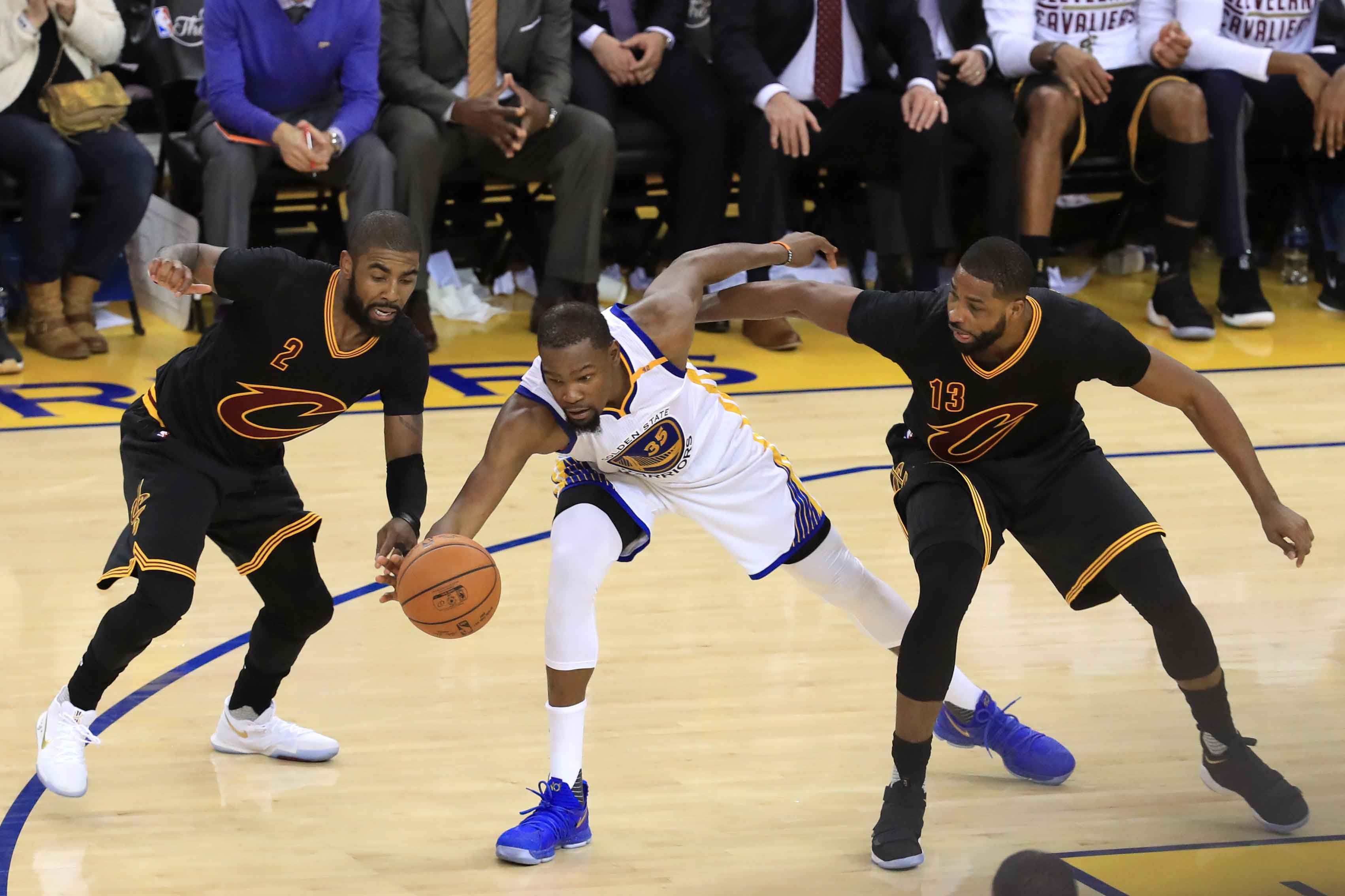 Warriors gia tang cach biet voi Cavaliers anh 6
