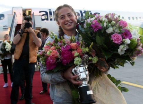 Nu hoang moi cua Roland Garros tro ve nhu nguoi hung dan toc hinh anh