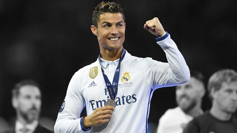 Chuyen nhuong 19/6: Tuong lai cua CR7 sang to trong 24h toi hinh anh