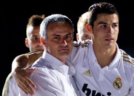Ronaldo hau toa, Mourinho bi cao buoc tron thue hinh anh