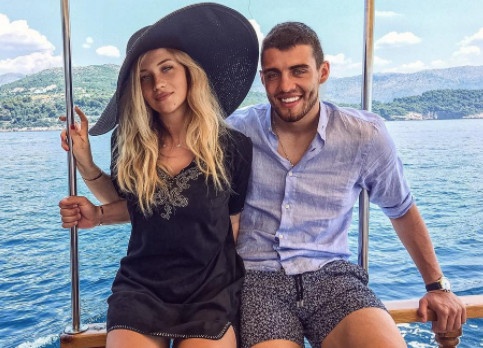 Sao Real va co vo xinh dep tang bong bang dau tren du thuyen hinh anh