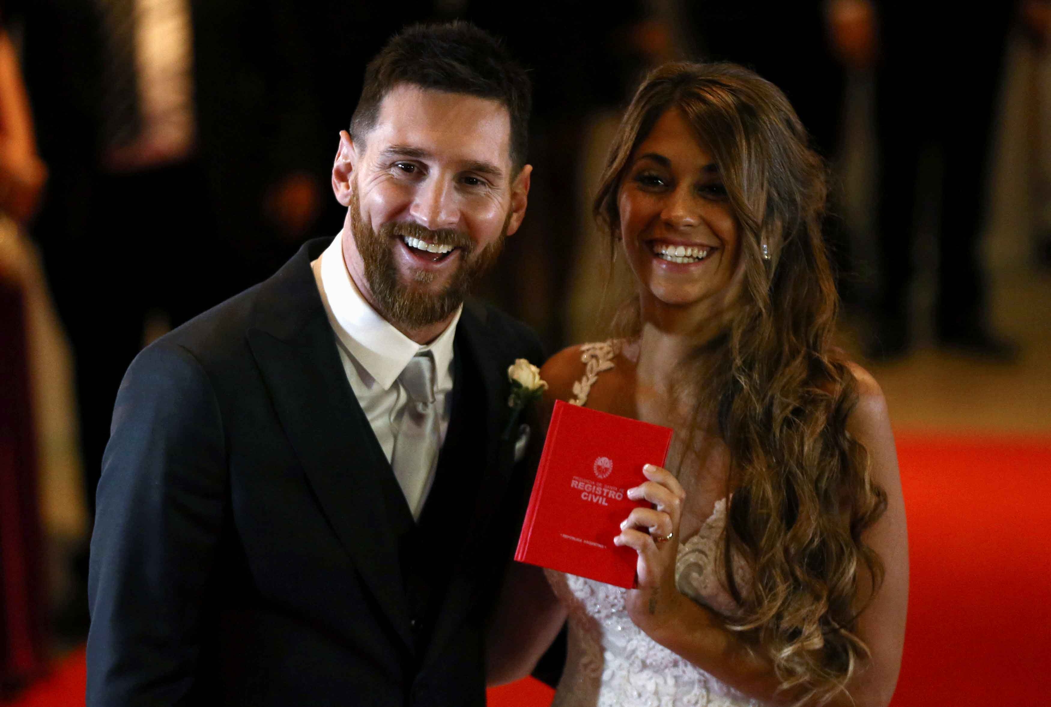 Messi hanh phuc khoa moi Antonella anh 4