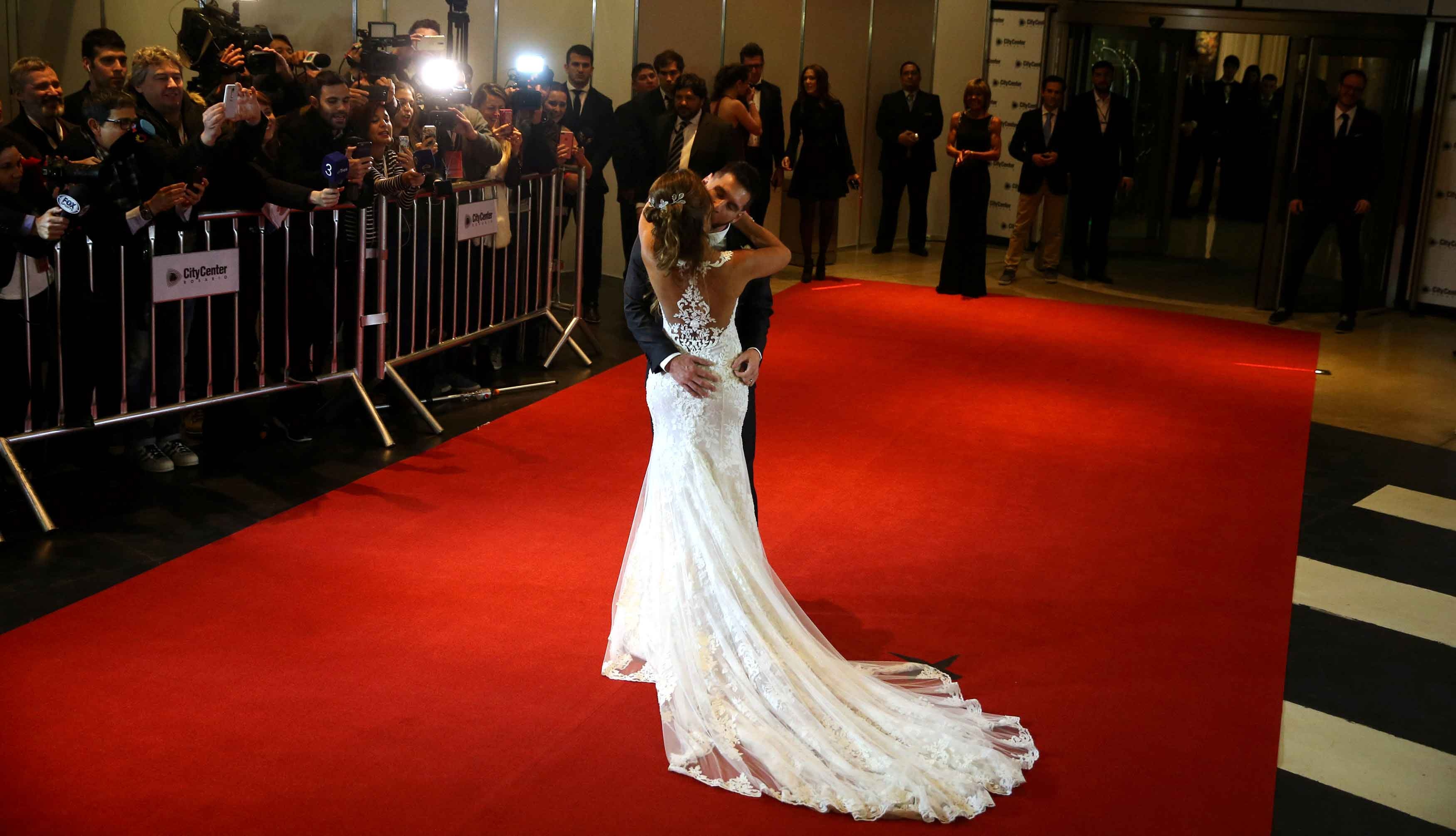 Messi hanh phuc khoa moi Antonella anh 3