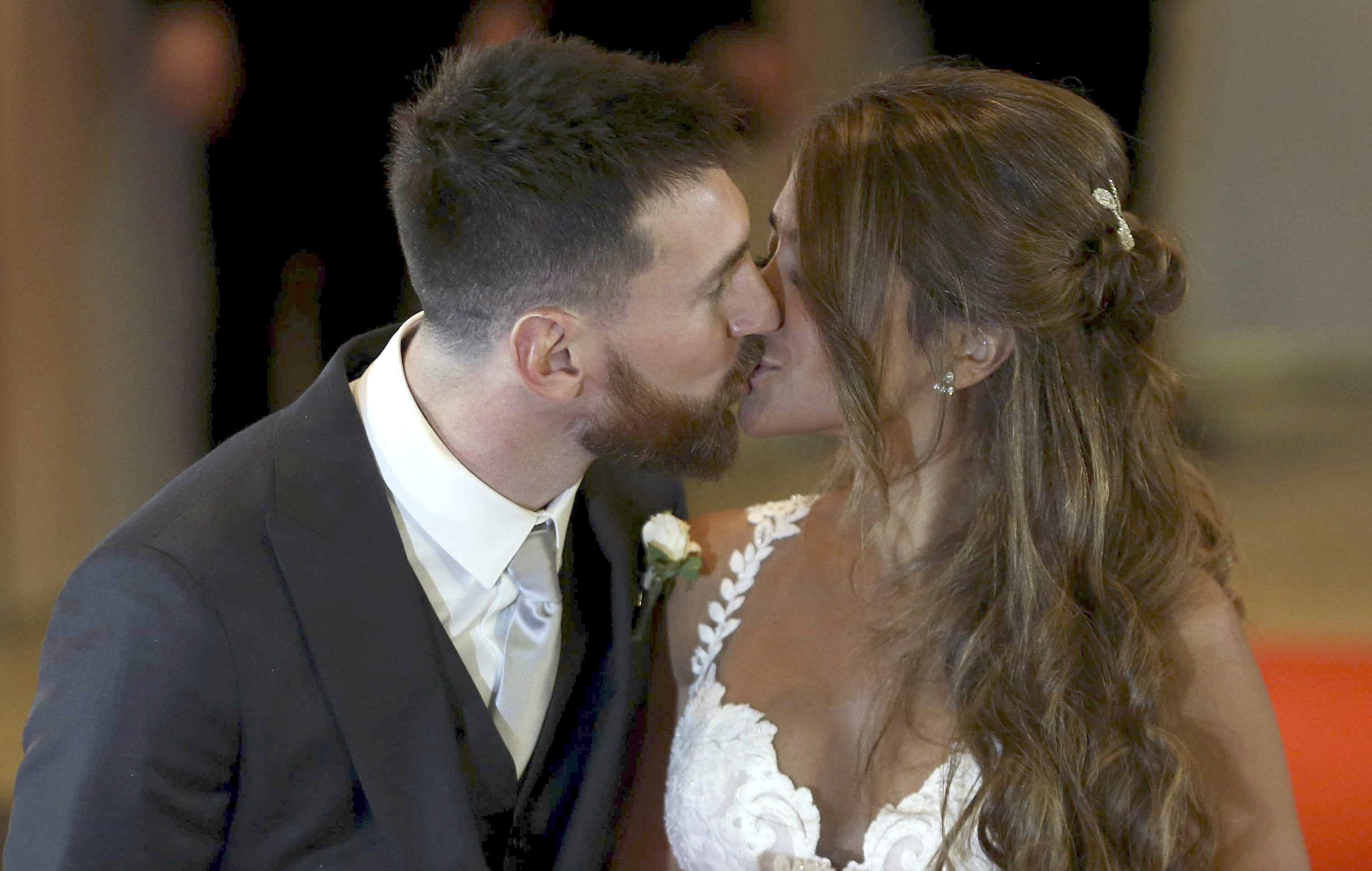 Messi hanh phuc khoa moi Antonella tren tham do hinh anh