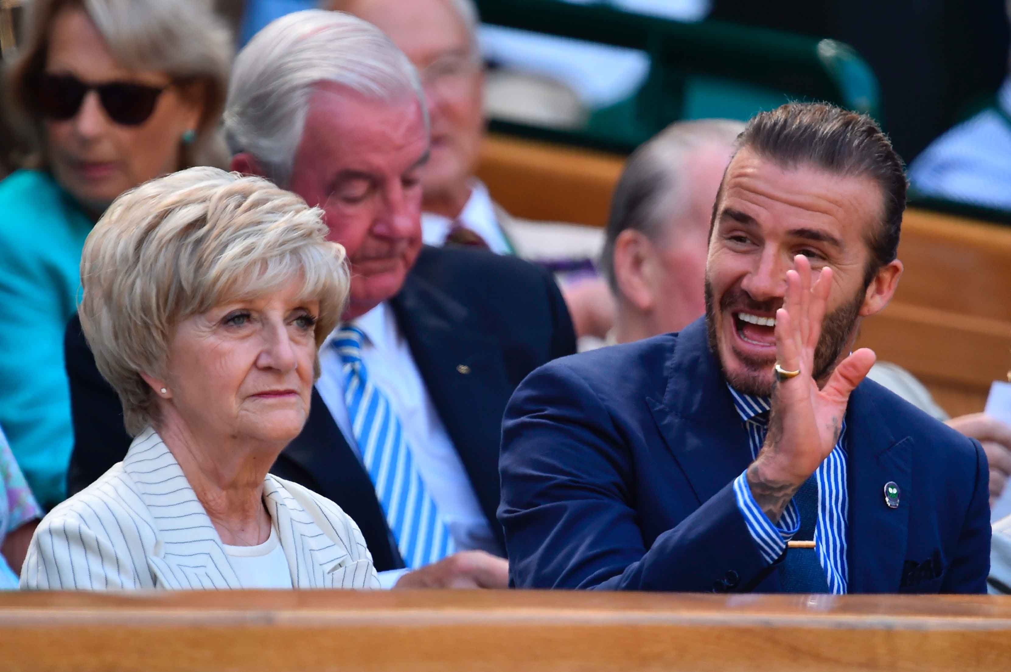 Beckham đưa mẹ đến sân cổ vũ Murray ảnh 3 Beckham dua me den san co vu Murray anh 3