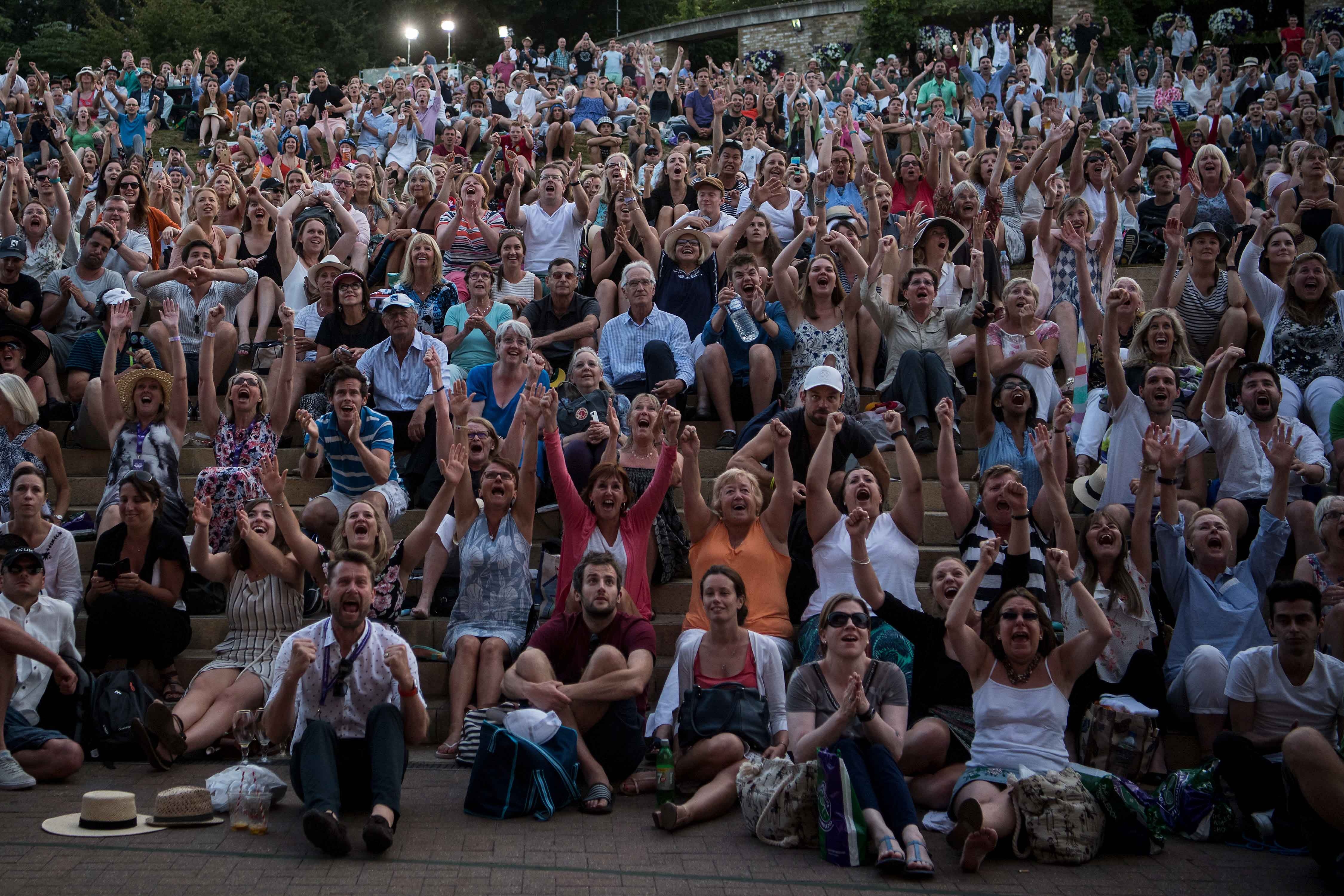 Beckham đưa mẹ đến sân cổ vũ Murray ảnh 11 Beckham dua me den san co vu Murray anh 11