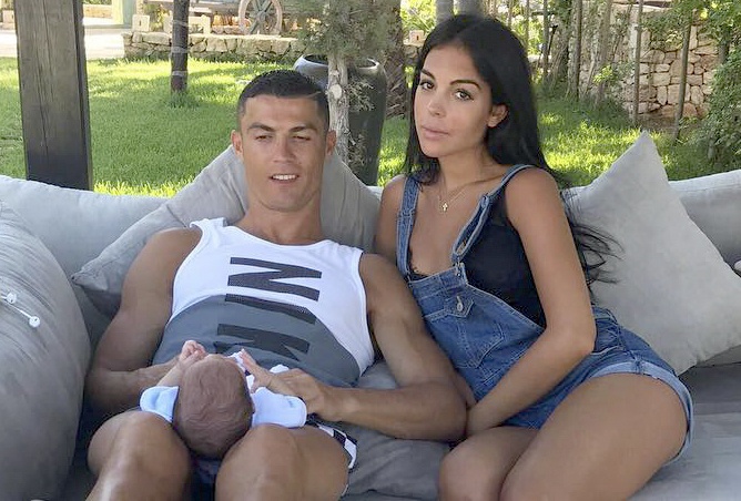 Ronaldo tan huong ky nghi hanh phuc ben gia dinh hinh anh