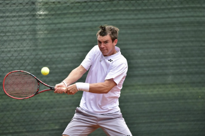 Video tay vot tre bi kiem tra quan lot tai Wimbledon hinh anh