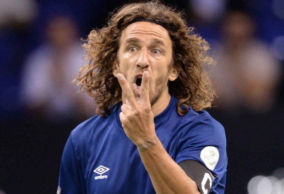 Huyen thoai MU tuc gian vi bi Puyol vao bong triet ha hinh anh