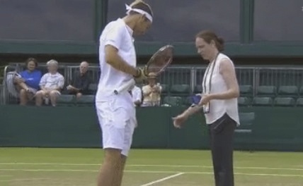 Tay vot bi kiem tra nhay cam khi dang thi dau tai Wimbledon hinh anh