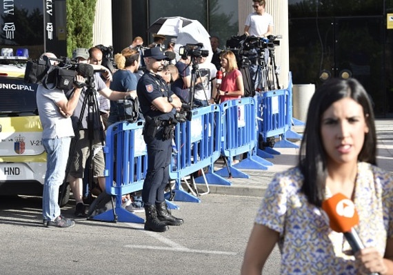 Phong vien va nguoi ham mo hoi hop cho Ronaldo ben ngoai toa an hinh anh