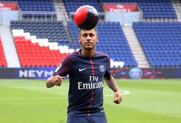Man tang bong cua Neymar o le ra mat PSG hinh anh