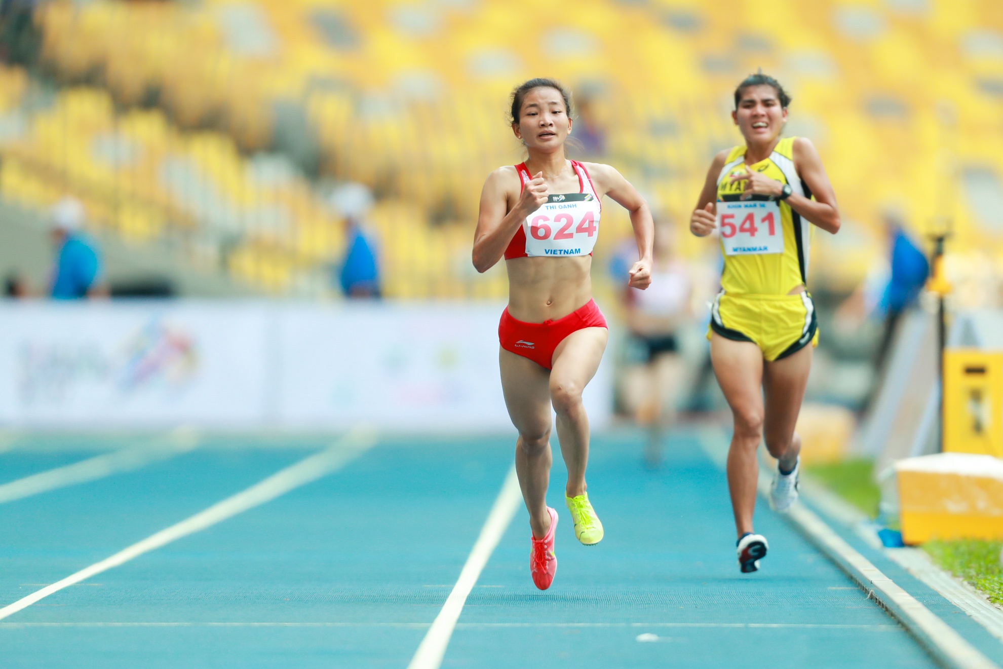 VĐV giành HCV chạy 5.000 m dìu đồng đội ảnh 3 VDV gianh HCV chay 5.000 m diu dong doi anh 3