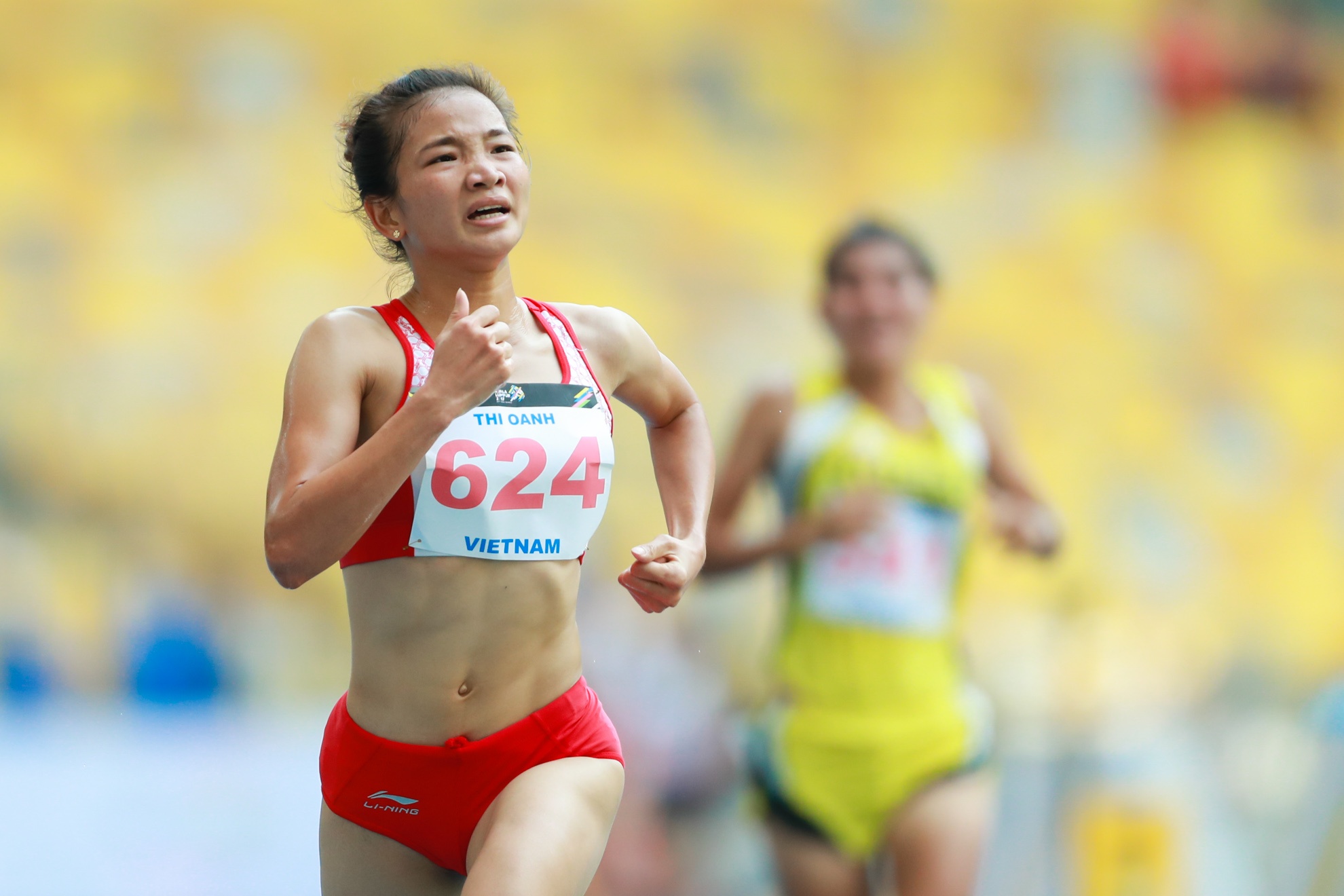 VĐV giành HCV chạy 5.000 m dìu đồng đội ảnh 4 VDV gianh HCV chay 5.000 m diu dong doi anh 4