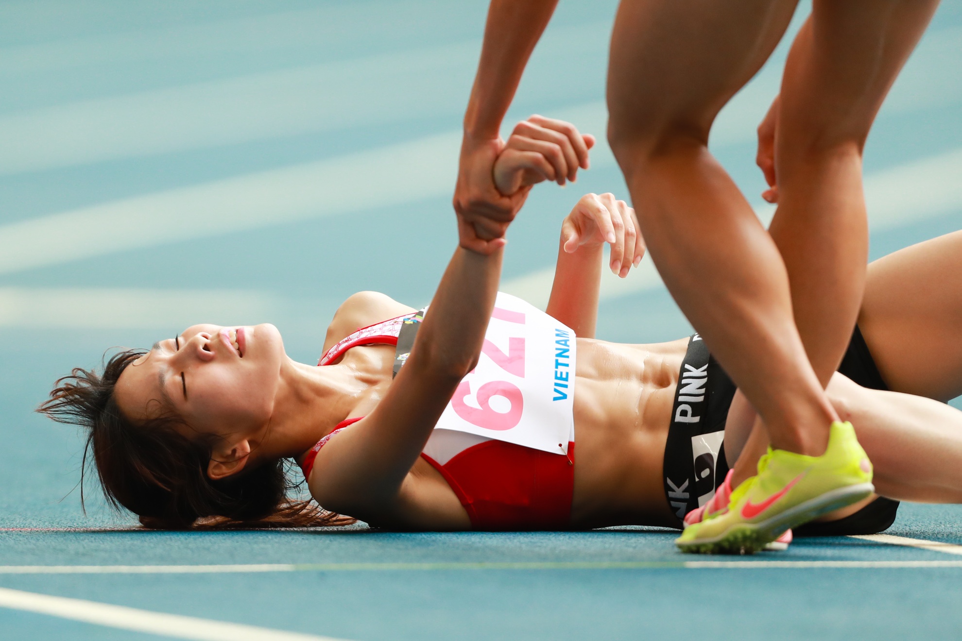 VĐV giành HCV chạy 5.000 m dìu đồng đội ảnh 9 VDV gianh HCV chay 5.000 m diu dong doi anh 9