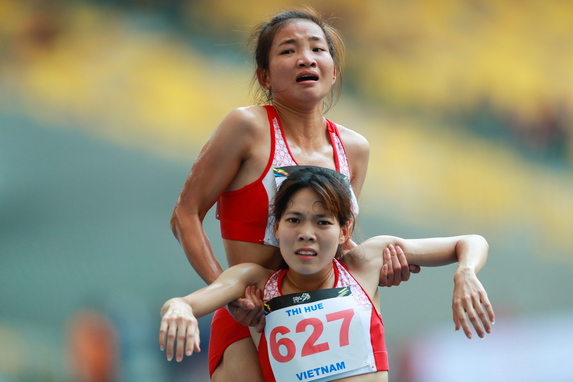 VDV gianh HCV chay 5.000 m diu dong doi cung mung chien thang hinh anh