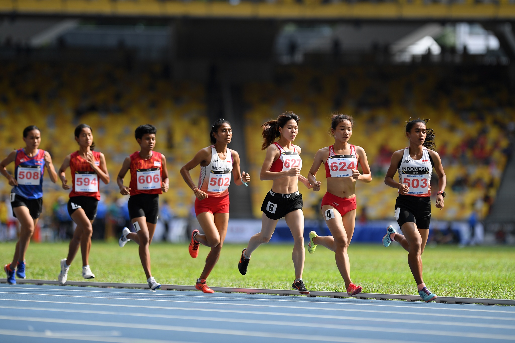 VĐV giành HCV chạy 5.000 m dìu đồng đội ảnh 1 VDV gianh HCV chay 5.000 m diu dong doi anh 1