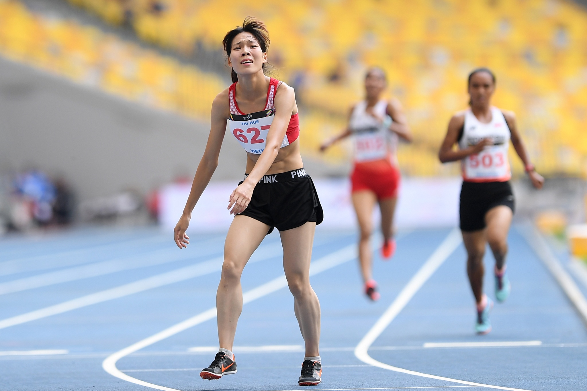 VĐV giành HCV chạy 5.000 m dìu đồng đội ảnh 7 VDV gianh HCV chay 5.000 m diu dong doi anh 7