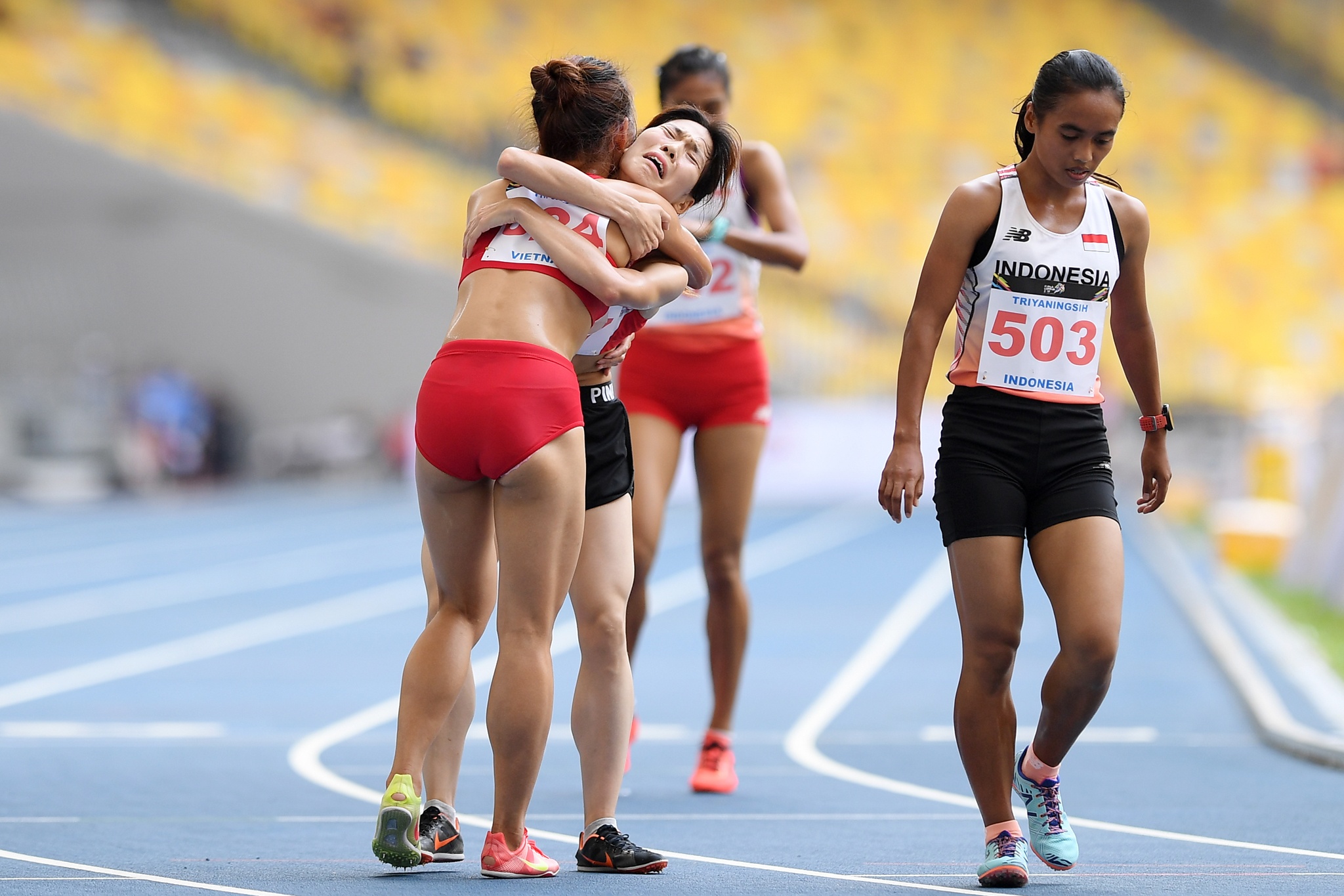 VĐV giành HCV chạy 5.000 m dìu đồng đội ảnh 8 VDV gianh HCV chay 5.000 m diu dong doi anh 8