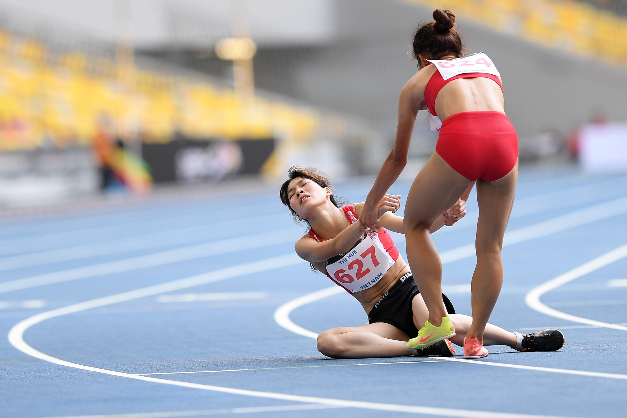 VĐV giành HCV chạy 5.000 m dìu đồng đội ảnh 10 VDV gianh HCV chay 5.000 m diu dong doi anh 10