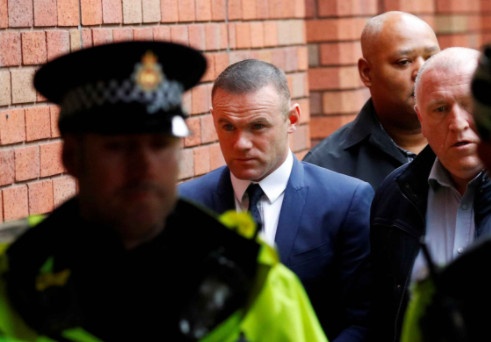 Rooney nhan hinh phat dich dang sau vu 'bay dem' voi gai la hinh anh