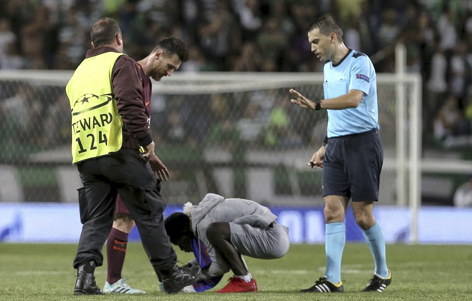 Fan lao vao san hon chan Messi giua tieng ho vang 'Ronaldo' hinh anh