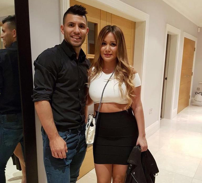 Aguero nhan them cu soc anh 1