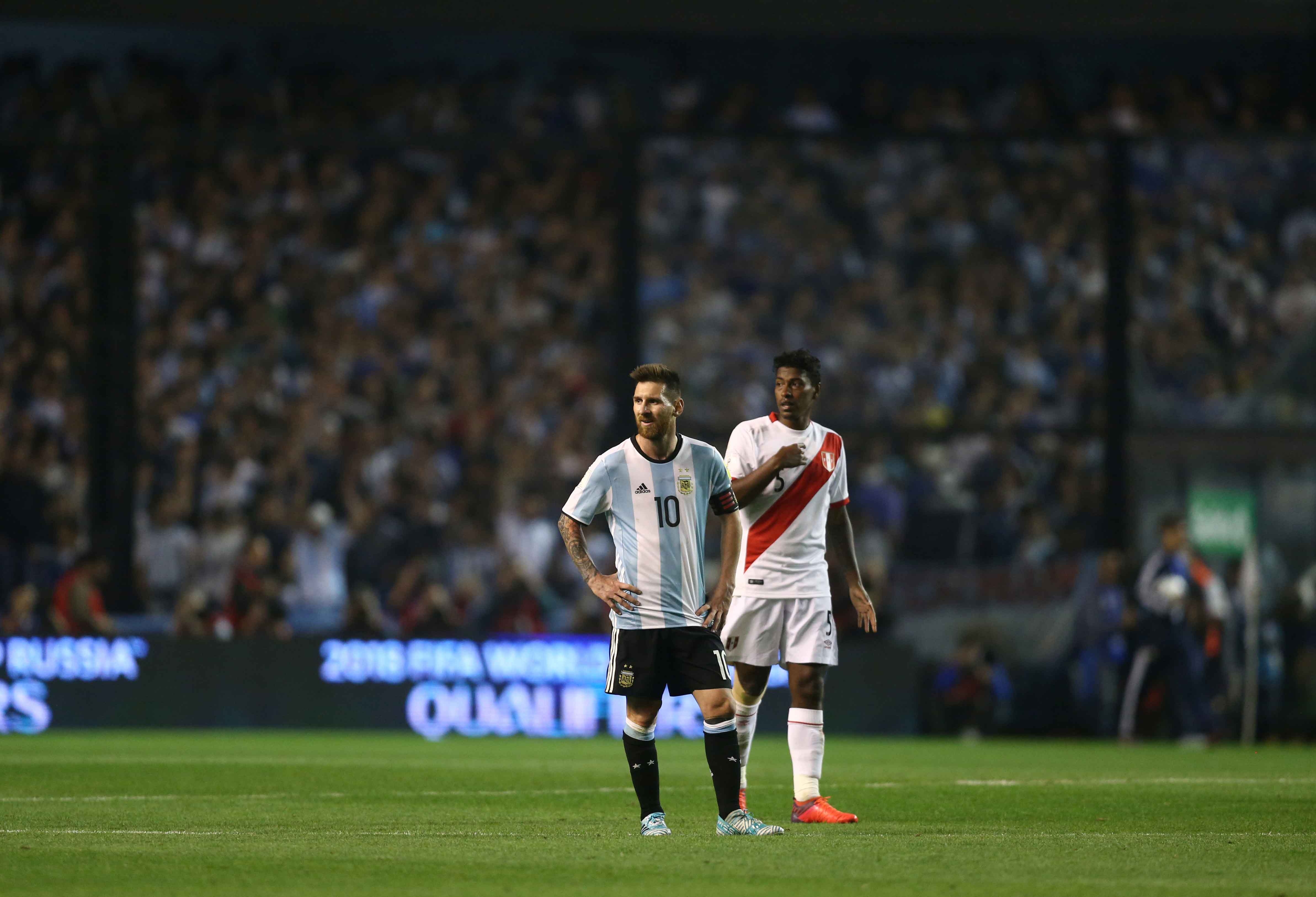 Messi om dau tiec nuoi anh 1