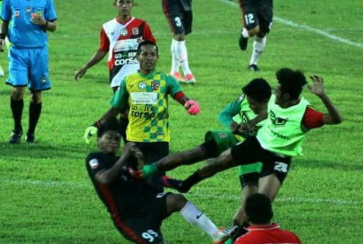 Man hon chien va duoi danh trong tai cua cau thu hang 2 Indonesia hinh anh