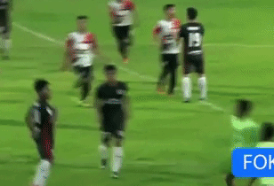 Cau thu Indonesia hon chien, duoi danh trong tai hinh anh
