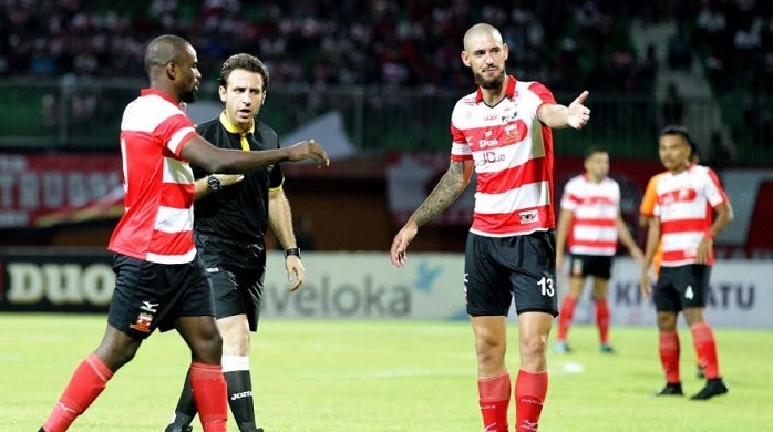 Trọng tài ngoại bị đuổi đánh ở Indonesia ảnh 1 Trong tai ngoai bi duoi danh o Indonesia anh 1