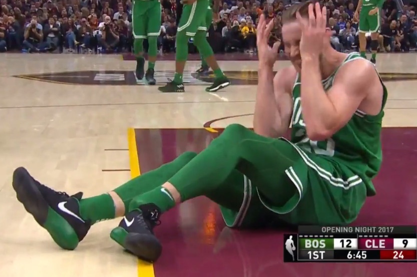 Sao bong ro gay gap chan trong ngay khai man NBA hinh anh