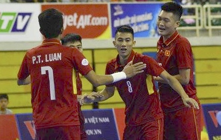 Thang dam 18-0, tuyen futsal Viet Nam len ngoi dau bang A hinh anh