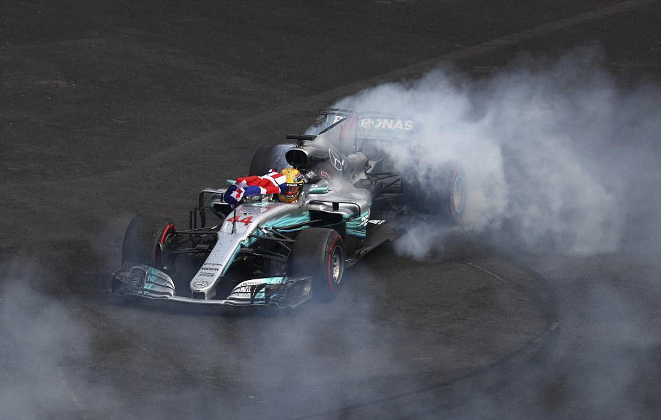Hamilton drift phan khich mung lan thu 4 vo dich F1 the gioi hinh anh