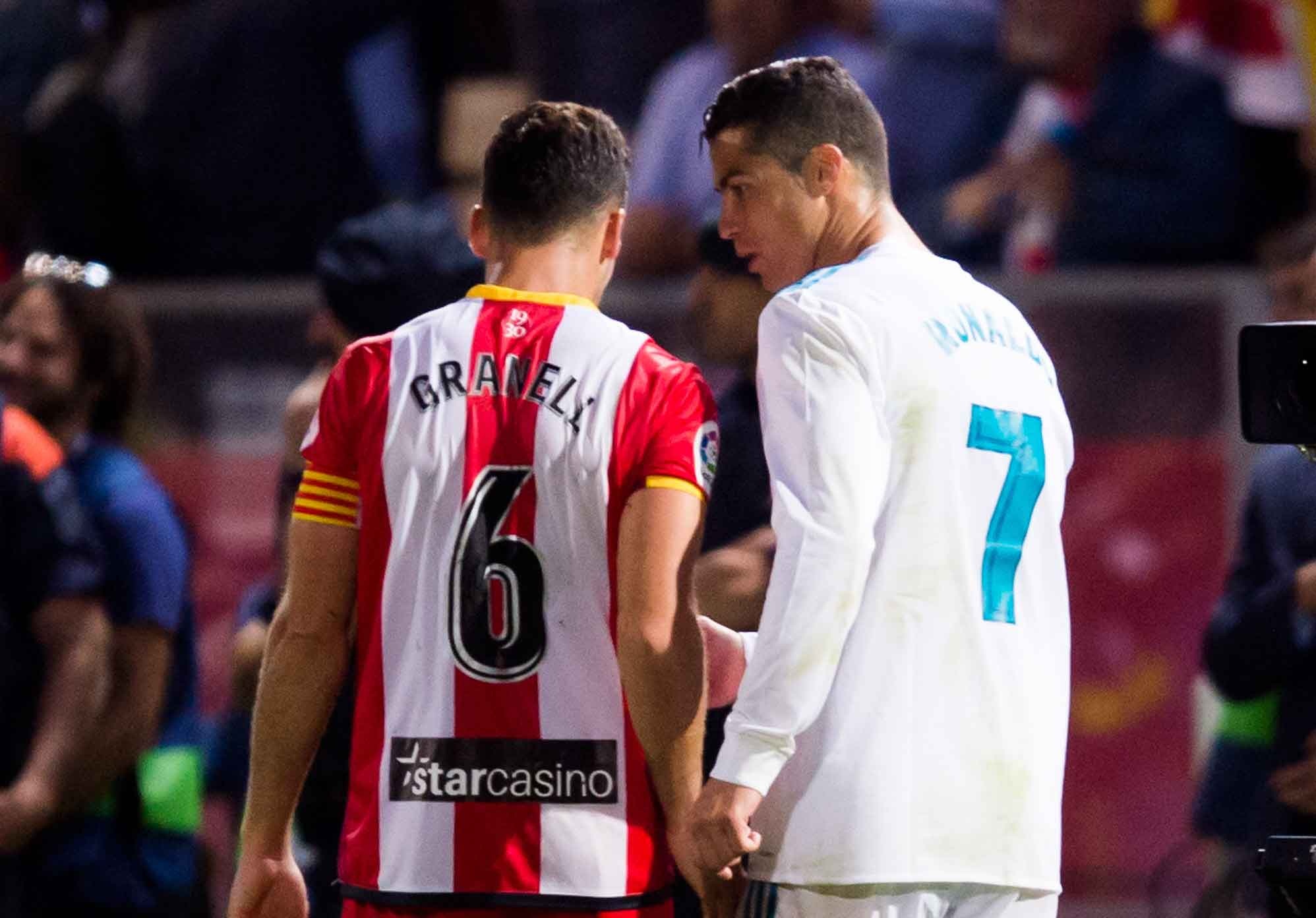 Ronaldo tu choi doi ao vi doi thu ‘choi xau’ hinh anh