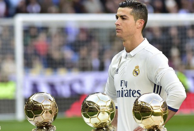 Ronaldo chi xung danh Qua bong vang nua mua? hinh anh