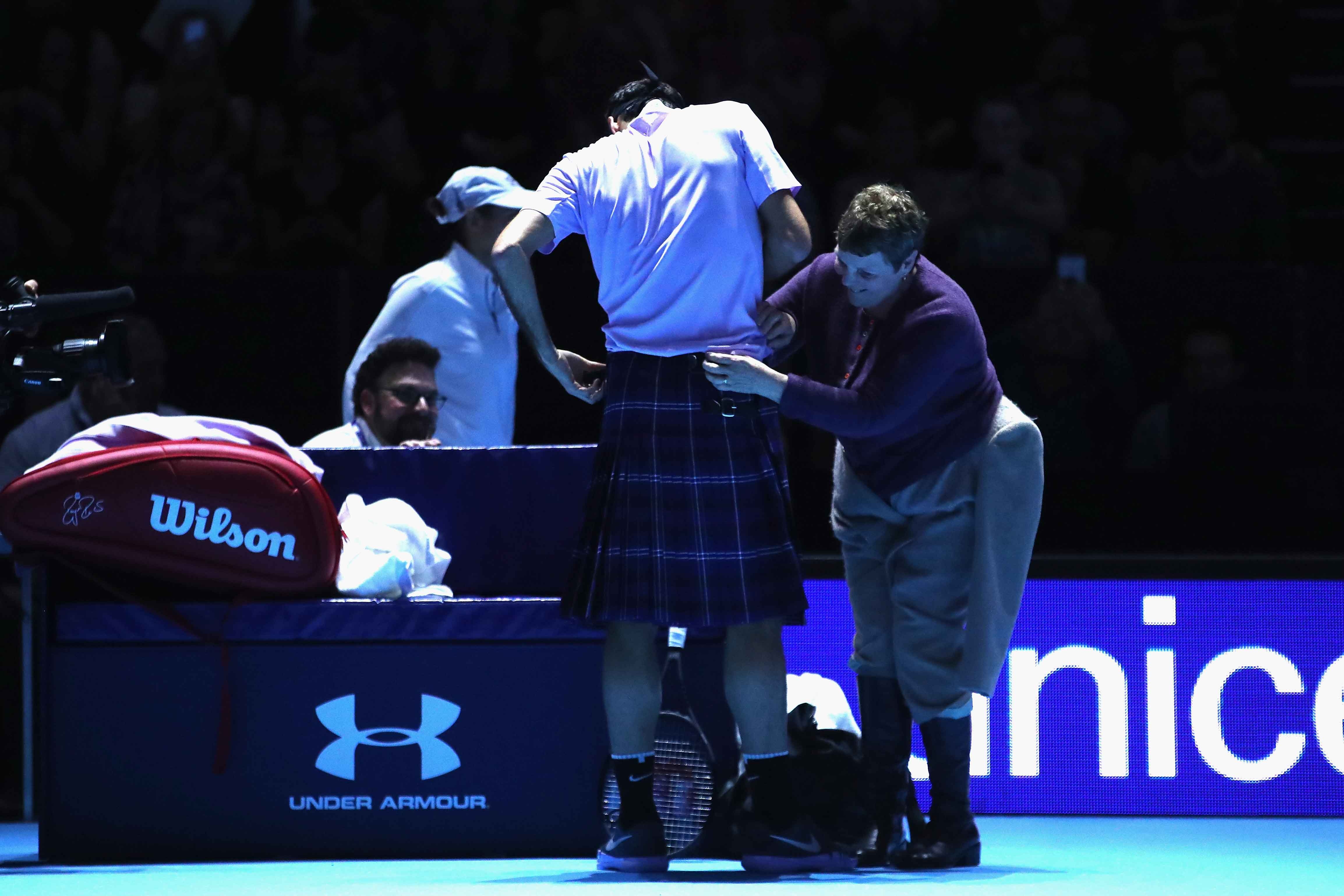 Federer mac vay anh 5