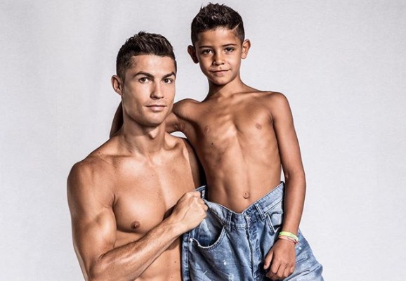 Cha con Ronaldo cung khoe hinh the o quang cao moi hinh anh