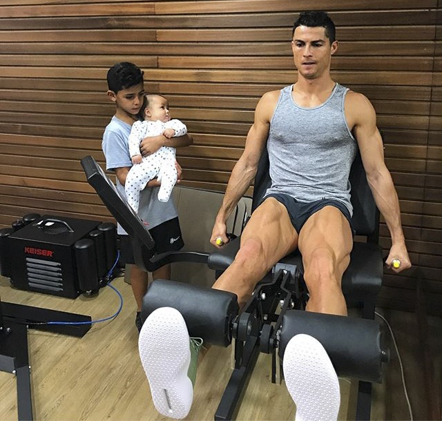 Cha con Ronaldo cung khoe than hinh anh 4
