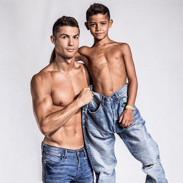 Cha con Ronaldo cung khoe than hinh anh 2