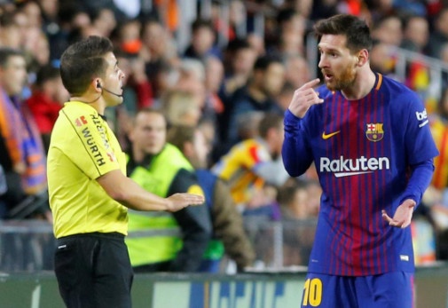 Messi tranh cai gi voi trong tai khi bi cuop ban thang? hinh anh