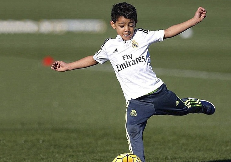 Cu sut phat thanh ban cua con trai Ronaldo hinh anh
