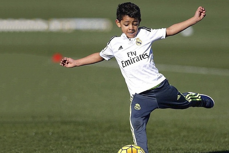 Con trai Ronaldo lai tro tai sut phat ghi ban hinh anh