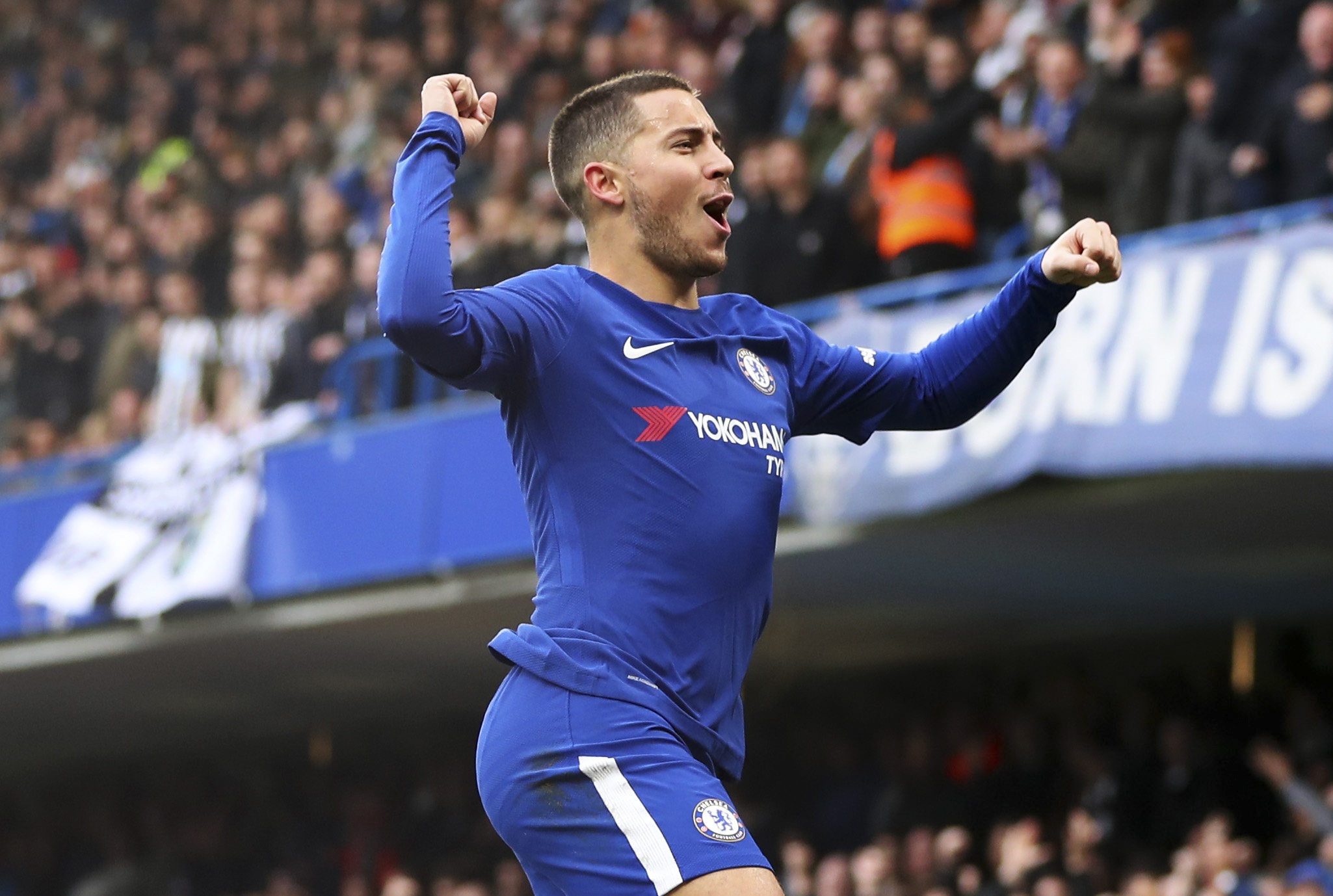 Nguoc dong ha Newcastle, Chelsea tam bat kip MU hinh anh