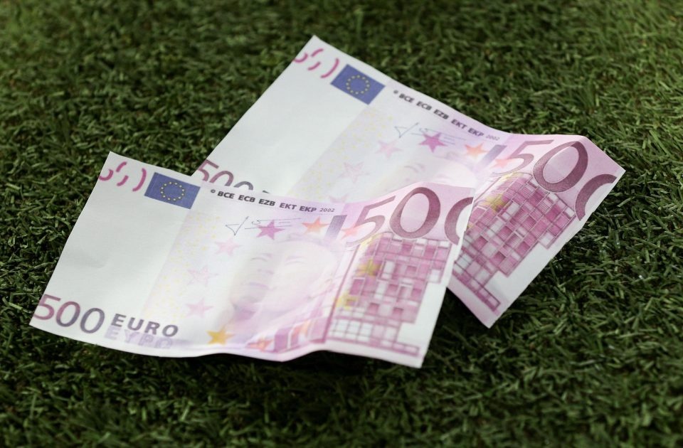 Fan Bayern nem tien in hinh Neymar, 30 CDV PSG bi bat hinh anh