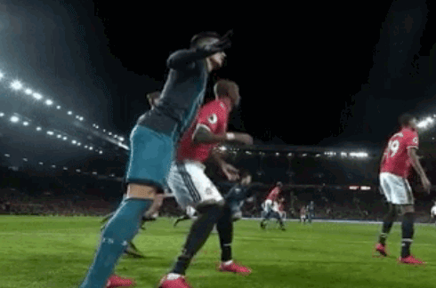 Sao MU doi dien an phat sau cu danh nguoi vao bung doi thu hinh anh