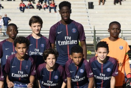 Sao mai 12 tuoi cua PSG khien doi thu ta hoa vi than hinh qua kho hinh anh