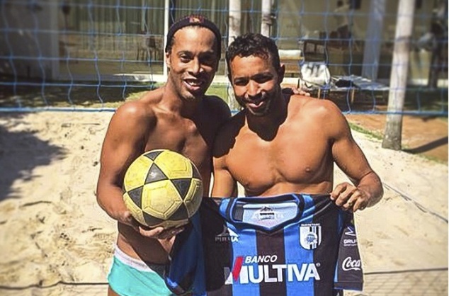 Ronaldinho pho dien ky nang an tuong tren san footvolley hinh anh