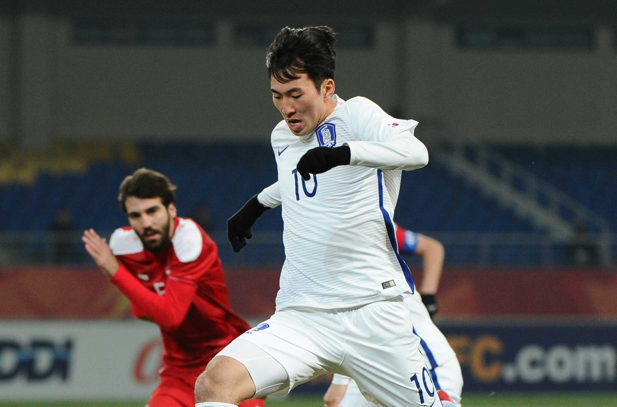 U23 Han Quoc khong the thang Syria, roi san voi 10 nguoi hinh anh